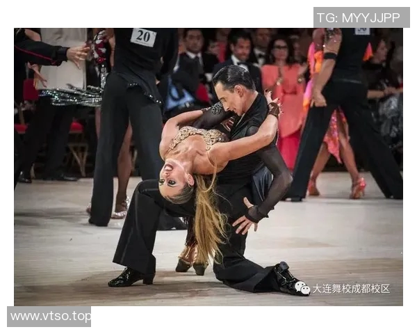 世界泳坛风云：从冠军诞生到记录突破的辉煌历程